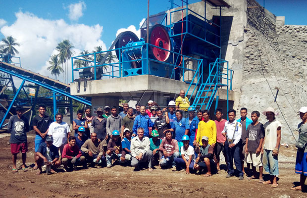 菲律賓工作人員與一帆人合影留念 菲律賓工作人員與一帆人合影留念