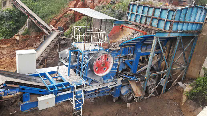 顎式移動破碎站生產(chǎn)現(xiàn)場 顎式移動破碎站生產(chǎn)現(xiàn)場